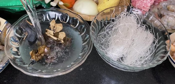 Soak wood ear mushrooms and vermicelli in water until soft. (Prepare shrimp by removing heads, arms, and legs; refrigerate.)