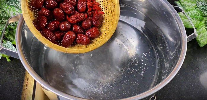 Boil 5 liters of water. Wash the red apples and add them to the boiling water along with the rock sugar and salt.