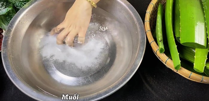 Prepare a basin of water mixed with a little salt and squeezed lemon juice. This helps remove aloe vera slime.