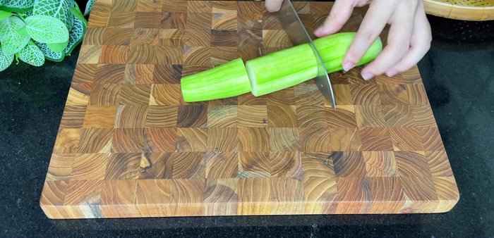 Prepare the squash by cutting it into pieces (avoid cutting too small).