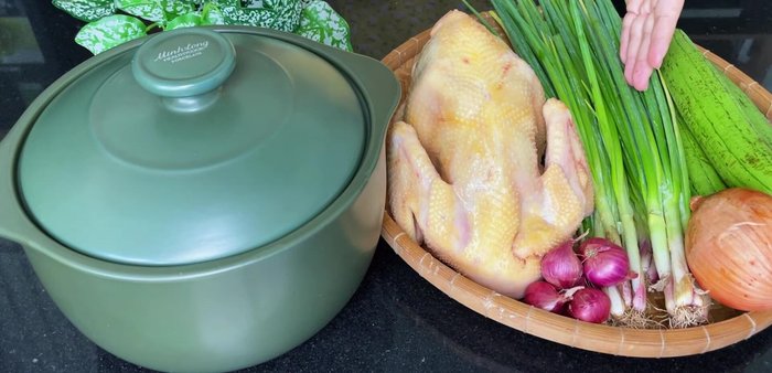 Clean and weigh the chicken (1.3-1.5 kg).