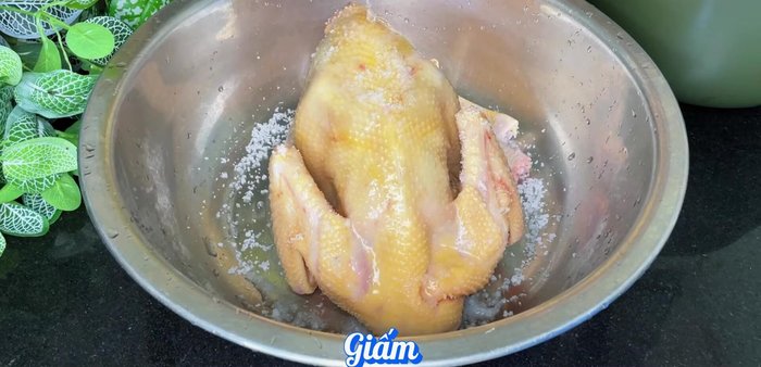 Massage the chicken with salt and vinegar to remove slime and odor.