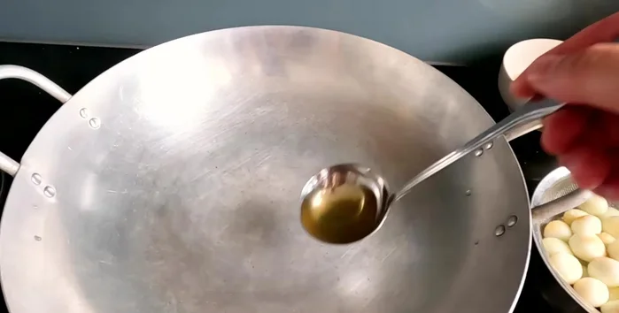 In a pan, heat about half a ladle of the cooked pork fat. Add 4-5 tablespoons of sugar and cook until golden.