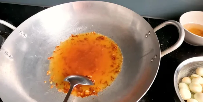 Add 200ml of water, half a squeeze of tamarind, 1 tbsp fish sauce, 1 tbsp tomato sauce (or chili sauce to taste). Stir to combine.