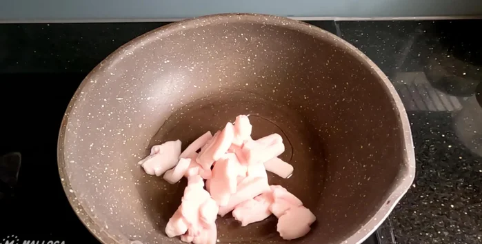 Prepare the pork fat: In a pan, add 100ml of water, crushed garlic, a pinch of salt, and the pork fat. Cook until golden brown (approx. 20-25 minutes).