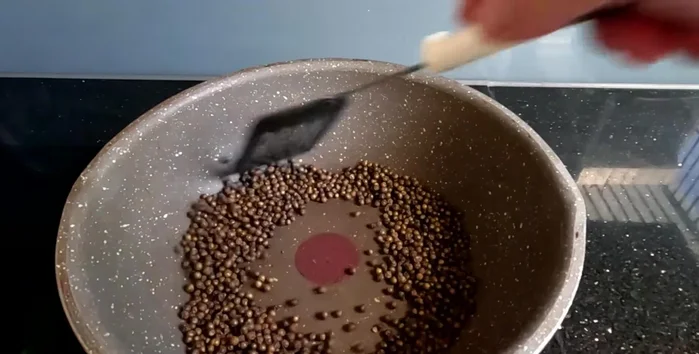 Let the roasted peppercorns cool. (110.52)