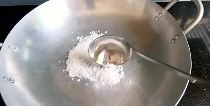 Roast the salt grains until dry, then pound them to break them apart. (165.879)