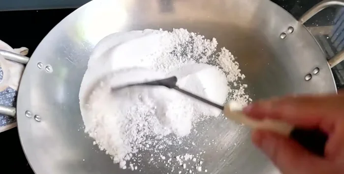 Roast the refined salt for 3-5 minutes until dry. (206.92)