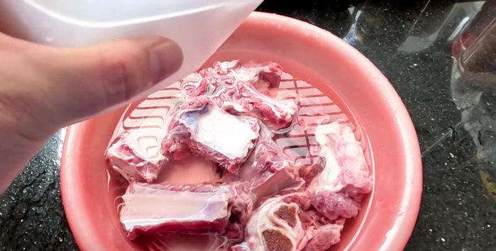Wash the beef ribs thoroughly 3-4 times. Soak in a diluted salt solution for 15-20 minutes to remove dirt and impurities.