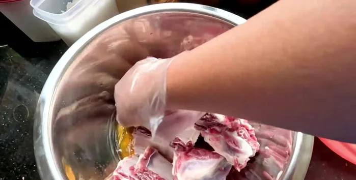 Marinate the beef ribs with Mai Que Lo wine (100ml). You can leave it overnight or for a longer time in the refrigerator for best results.