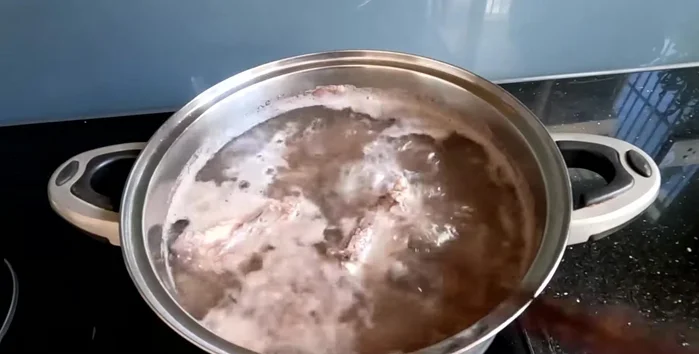 Simmer the beef ribs in 4 liters of water for at least 1 hour, or 1.5 hours for extra tenderness. Do not cover the pot.