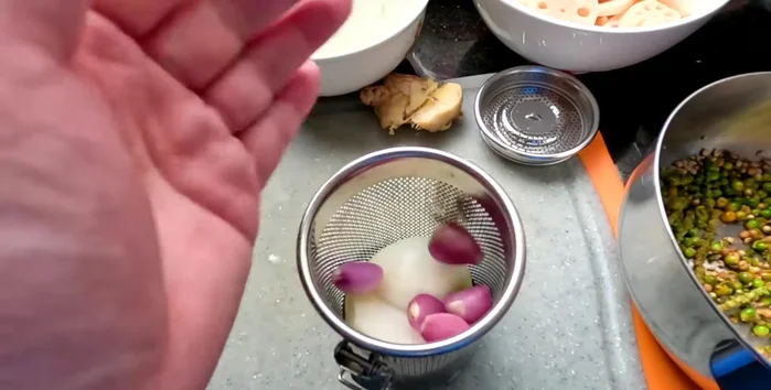 Prepare a stainless steel core or cloth bag containing crushed onion, ginger, and green pepper to add to the pot for cleaner broth.