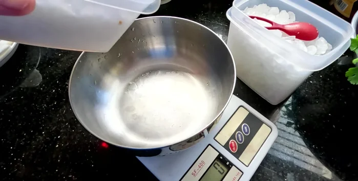 Add sugar (40g), salt (30g), and seasoning powder (20g) to the simmering pot. Adjust seasoning to taste.