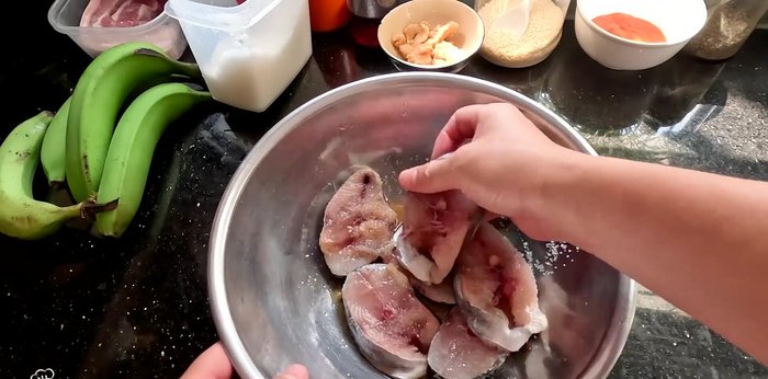 Wash the mackerel with a mixture of sugar and fish sauce to remove slime and fishy odor. Rinse thoroughly afterwards.
