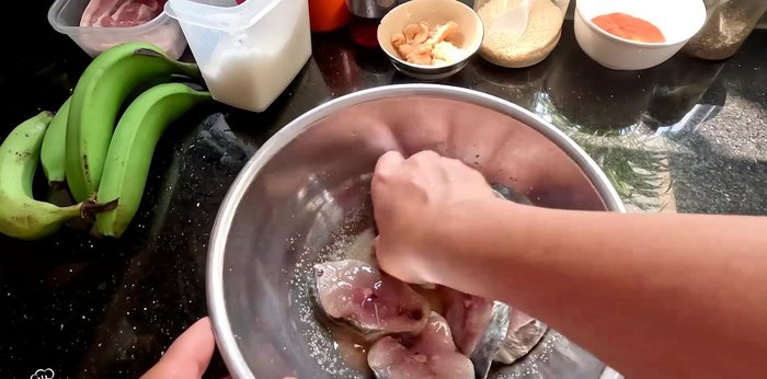 Slice the mackerel thinly. No extra seasoning is needed at this point.