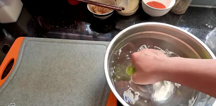 To prevent green bananas from turning black, soak them in lemon water.