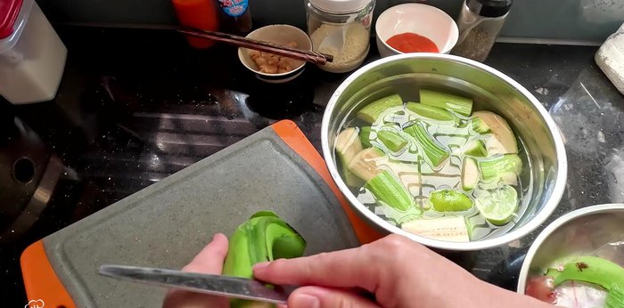 Peel the green bananas and soak them in the lemon water.