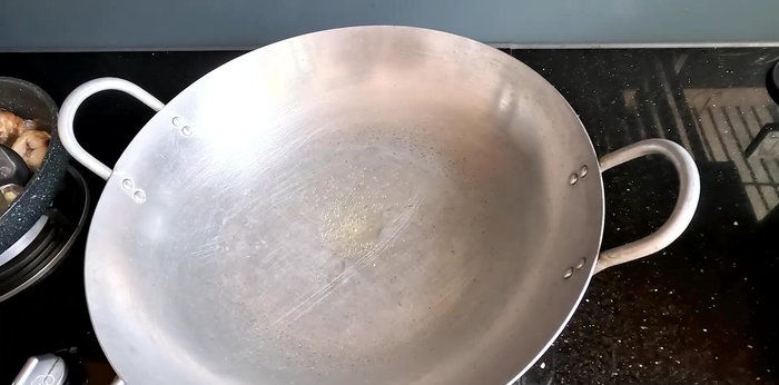 Heat a cup of cooking oil in a pot. Add palm sugar and cook until it turns yellow.
