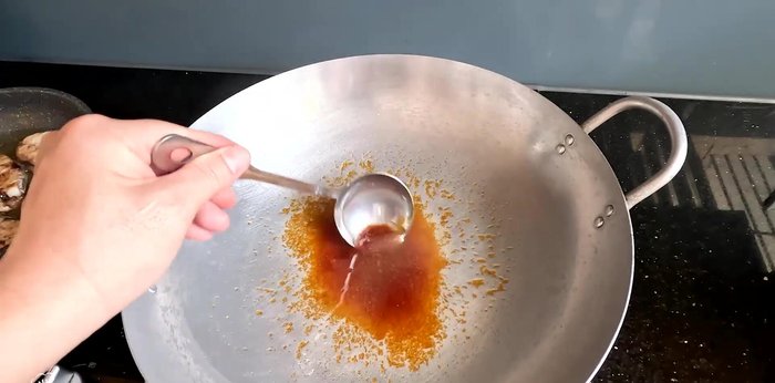 Add garlic and fry until fragrant and golden. Turn off the heat.