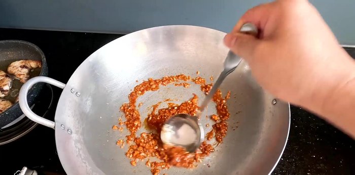 Turn the heat back on. Add water (300-400ml), fish sauce (1 tablespoon), chili sauce (1 tablespoon), and pepper. Bring to a boil.