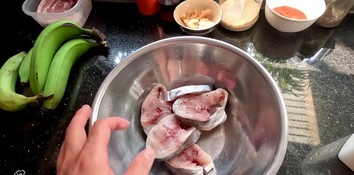 Remove the fishy smell from the mackerel by thoroughly washing it and removing any blood clots.