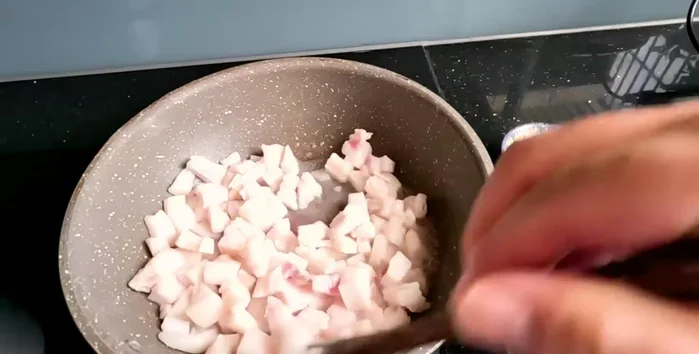 Add shallots and garlic to the rendered fat and fry until fragrant and golden brown. Remove from heat.