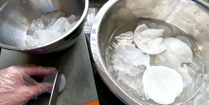 Cut the cooled palm sugar into thin strips.