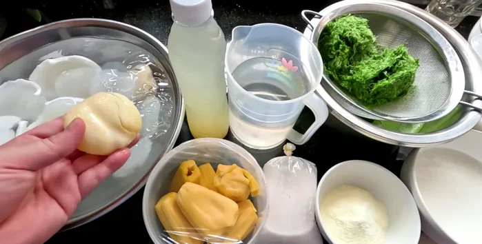 Peel the palm sugar and soak in cold water with lemon and salt.