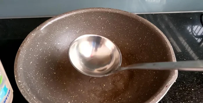 Cook the jelly mixtures: Bring coconut water and filtered water to a boil. Add the sugar and agar powder mixture and stir until dissolved. Cook for 20 minutes until the agar expands.