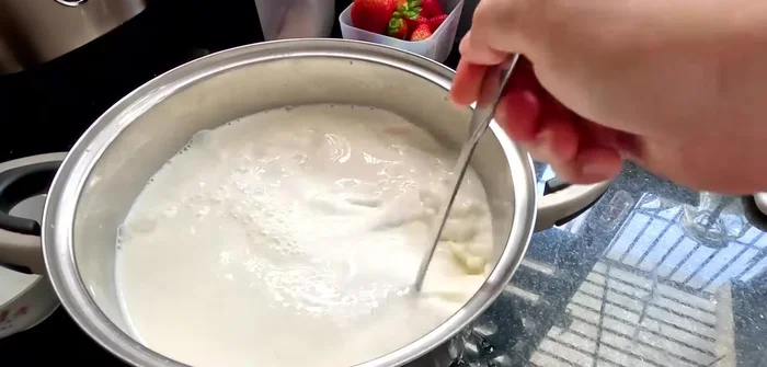 Add the unsweetened yogurt and stir well until it dissolves evenly (169.879). Pour mixture into an ice bucket for incubation. No need to add water; incubate dry (224.84).