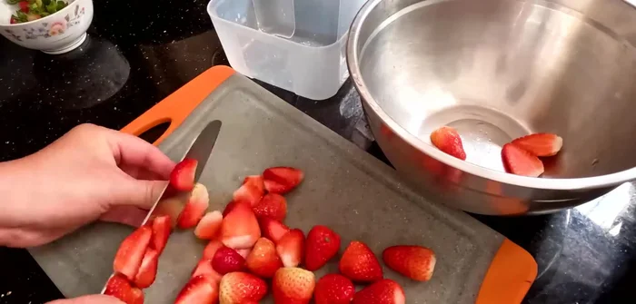 Wash and soak strawberries in diluted salt water for 10-15 minutes (304.96). Drain and cut strawberries, reserving a few for decoration (309.96).