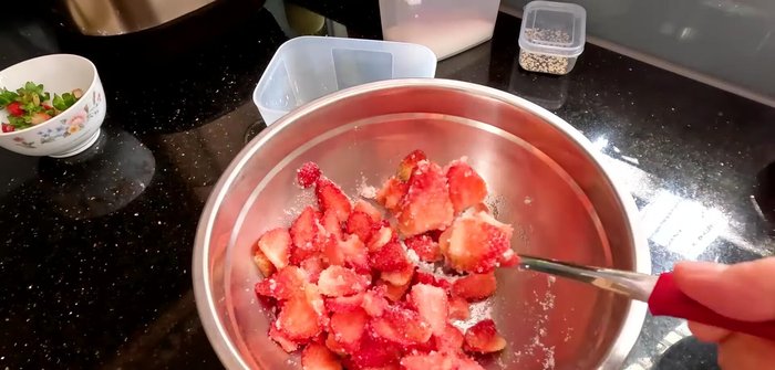 Mix cut strawberries with 100g of sugar (adjust to taste). Cook over low heat for 15-20 minutes until soft and water is released (327.72).
