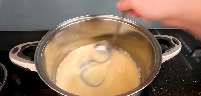 Combine Red Ong Tho milk and 2-3 tablespoons of sugar in a pot. Cook until sugar dissolves and milk slightly boils (91.32).