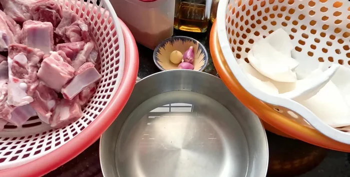 Wash and soak the baby ribs in diluted salt water for 10-15 minutes to remove any fishy smell. Drain well.