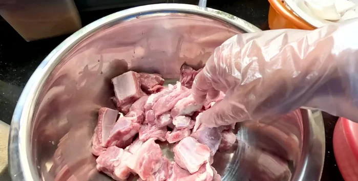 Prepare the marinade: Mix salt, seasoning powder, and a small squeeze of lemon juice.