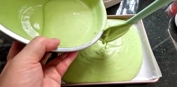 Pour the batter into a baking pan, spread evenly and bake at 150-160°C for 45-50 minutes without using the oven fan. (194.799)