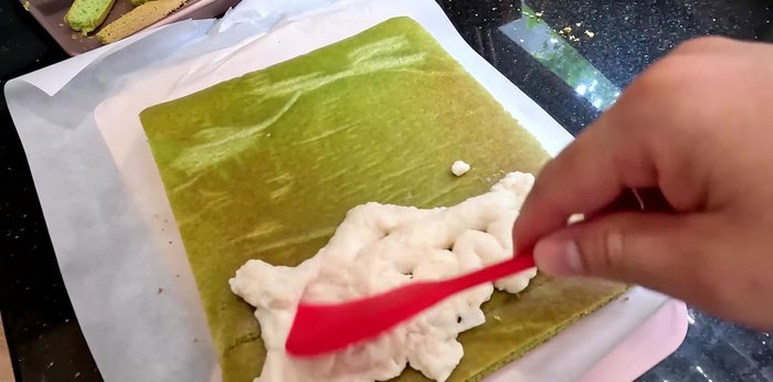 Spread the cooled cream filling evenly over the cake. Gently roll up the cake. (392.96)