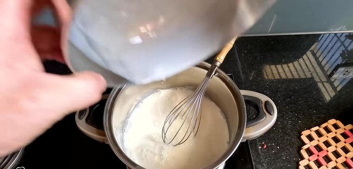 Prepare the cream sauce: Combine fresh milk, coconut milk, tapioca starch, glutinous rice flour, salt, and pandan leaves in a pot. Cook over low heat, stirring constantly, until the mixture boils and thickens. (94.079)