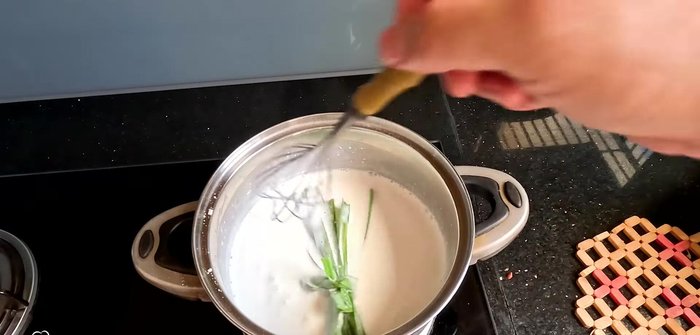 Add condensed milk and milk powder (dissolved in a little water) to the cream sauce. Continue cooking for 5-7 minutes. Remove from heat and let it cool. (132.76)