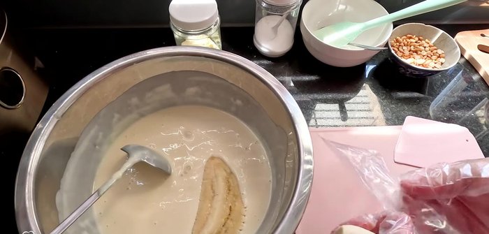 Prepare the bananas: Place ripe bananas in a plastic bag and flatten them thinly. (248.72)