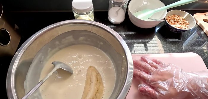 Marinate the bananas: Soak the flattened bananas in the cooled cream sauce for 10-15 minutes. (250.239)