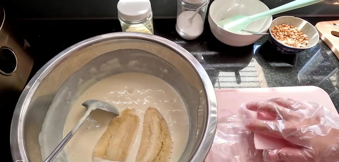 Assemble the ice cream (bag method): Layer the marinated bananas in a plastic bag. (282.68)