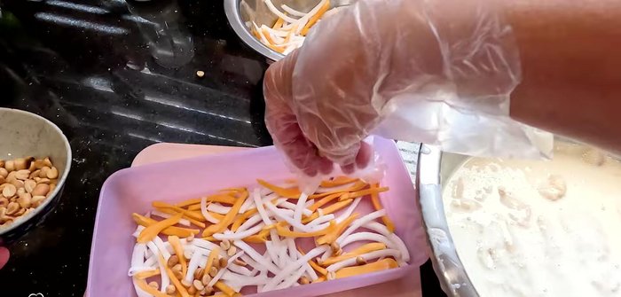 Assemble the ice cream (box method): Layer coconut, jackfruit, and peanuts at the bottom of a box. Add a layer of marinated bananas, followed by more cream sauce, jackfruit, coconut, and another layer of bananas. (319)