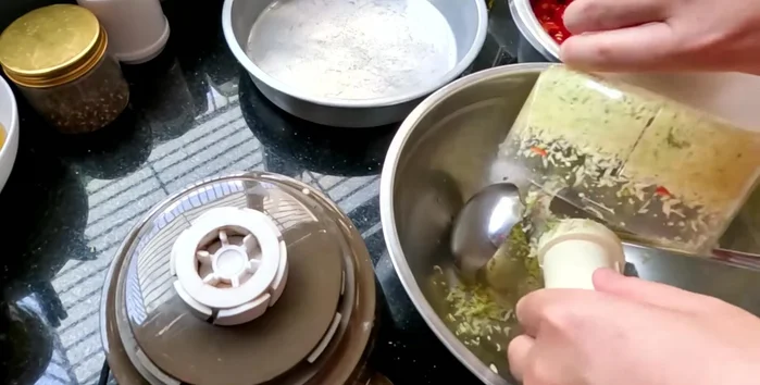 Slice lemongrass, garlic, and shallots thinly, or blend them to a paste. [146.599]