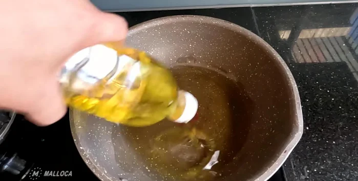Heat 500ml of cooking oil in a pot. Add a little salt to enhance flavor and preservation. [166.04]