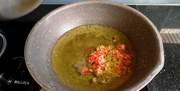 Add the blended garlic, shallots, and lemongrass to the hot oil. Cook for 20-25 minutes until fragrant and golden brown. [190.08]