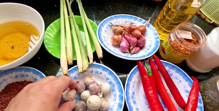 Peel and prepare garlic and shallots. [82.479]