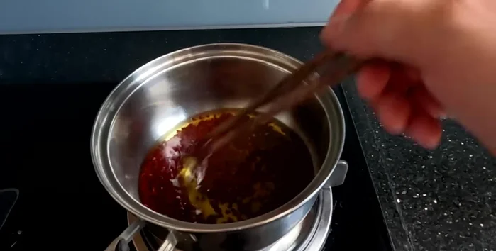 Prepare the colored oil: In a pot, heat 50-100ml of cooking oil with the evenly colored grain for 7-10 minutes until fragrant and colored. [90.24]