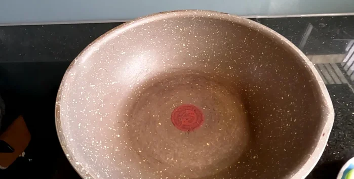 In a thick-bottomed pan (or a thin-bottomed pan with 100ml of water to prevent burning), layer onion, crushed lemongrass, and shallots at the bottom.