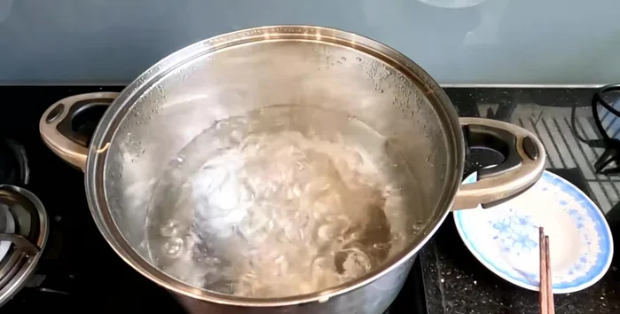 Roast the pork floss over low heat with a pot of boiling water underneath to maintain a low, consistent temperature and prevent drying out. Stir frequently. This process takes around 45 minutes.